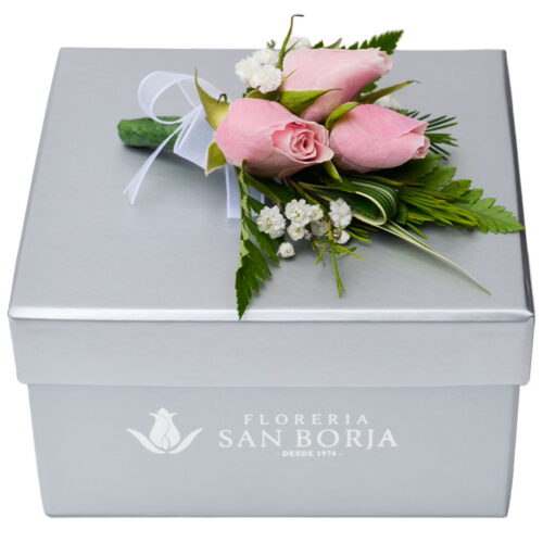 Corsage de 3 rosas rosadas en box premium