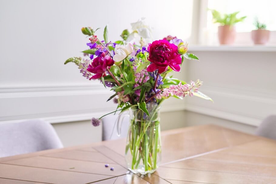centro de mesa con flores naturales