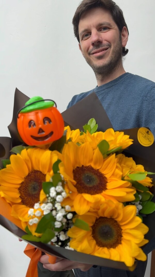 Este Halloween 🎃 endulza a tu persona favorita con una combinación de flores y dulces 💐🍬 encuentralos en nuestra web www.floreriasb.com.pe o en rappi.
.
.

regaloshalloween floreshalloween detallesdehalloween halloweenperu floreriaslima flowershopperu flowershopper floristperu flowersperu halloweenflowers floristeriaperu floreriasanborja floreriaensanborja