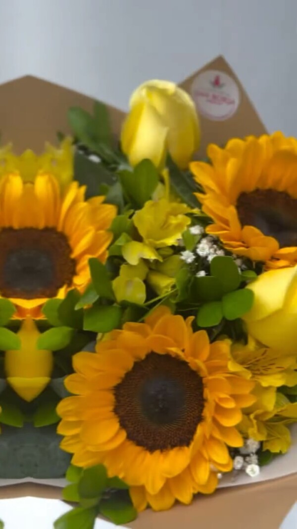 Empieza el Año Nuevo con suerte y buenas vibras 🌟🌼. Las flores amarillas son el regalo perfecto para compartir amor, gratitud y deseos positivos. 💛✨👉🏼 Haz tu pedido en nuestra web: www.floreriasb.com.pe, rappi o pedidosya y sorprende a tus seres queridos este 2025 🌟
.
.
.
floresañonuevo añonuevo2025 floreslima floresperu floresamarillas regaloañonuevo floristerialima deliveryfloresperu girasolesperu rosasmarillas ramoderosas floresamarillas🌻 floristeriaperu ramosdeflores floreriasanborja